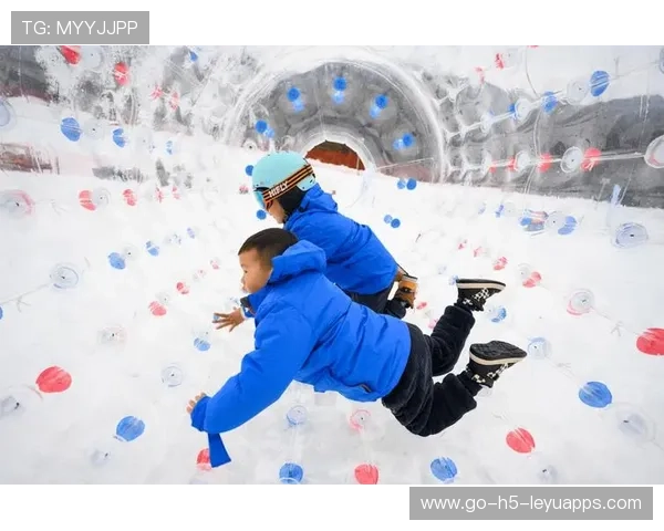 滑雪队比赛后集体打雪仗成名场面