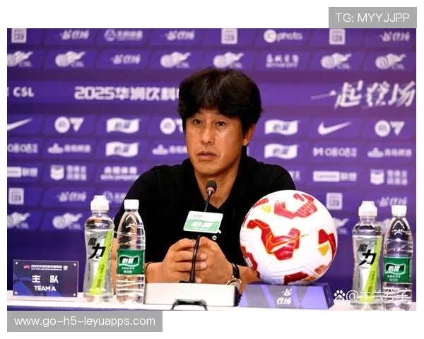 球队教练在赛后坚持鼓励年轻球员承担更多责任，球队教练的职责主要是